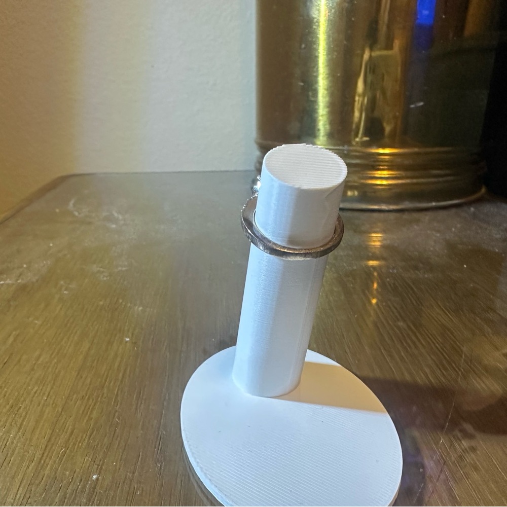 Elegant Silver Ring with Yellow Gemstone - Picture 3 of 4